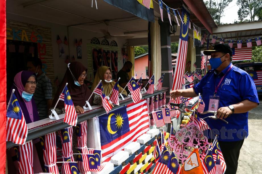 Calon Barisan Nasional, Mohd Zaidi Aziz beramah mesra bertemu dan berkenalan bersama penduduk Felda Bersout 2 sempena kempen Pilihan Raya Kecil N58 DUN Slim. FOTO HAZREEN MOHAMAD