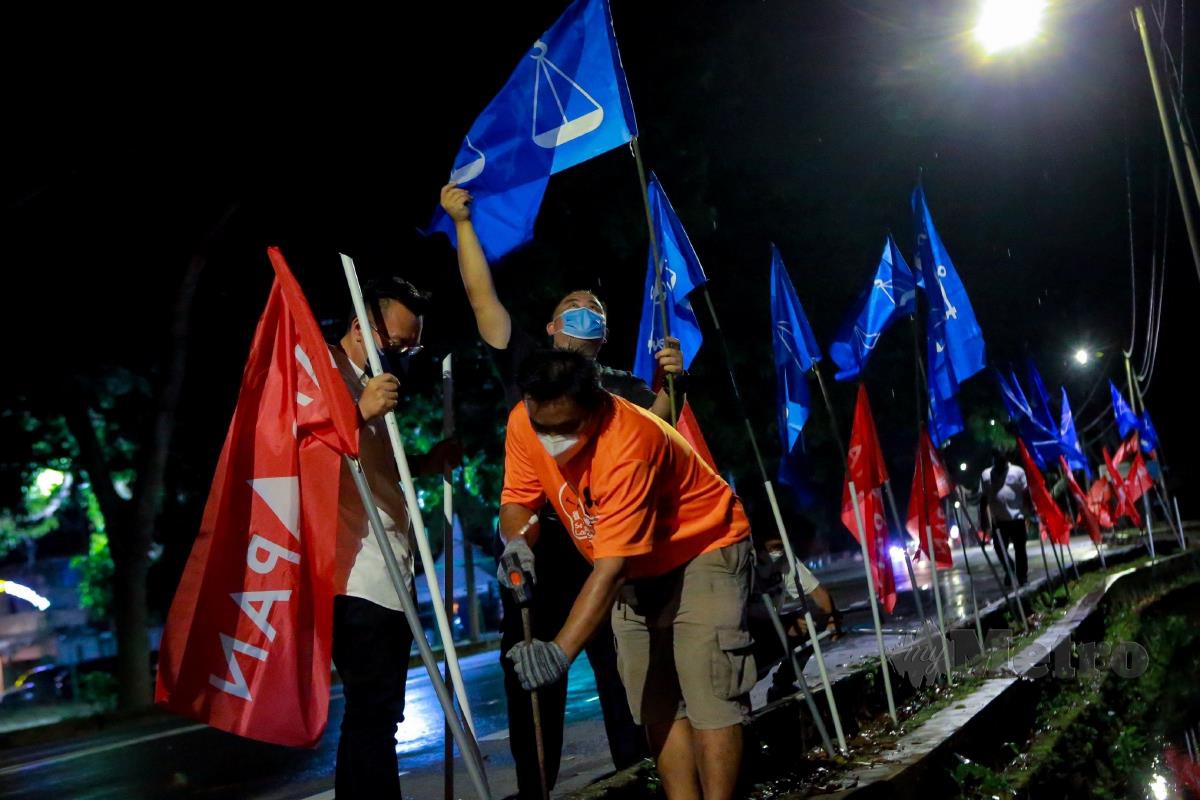JENTERA pilihan raya memasang bendera parti ketika kempen menjelang PRN Melaka. FOTO ASYRAF HAMZAH