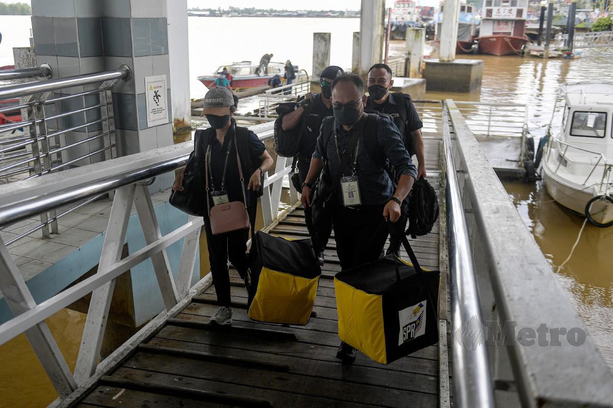 PETUGAS Suruhanjaya Pilihan Raya (SPR) Sarawak tiba di Terminal Penumpang Sibu dengan menaiki bot dan membawa dua peti undi dari pusat mengundi Sekolah Kebangsaan Sungai Rasau bagi Dewan Undangan Negeri (DUN) N.53 Bawang Assan. FOTO Bernama 