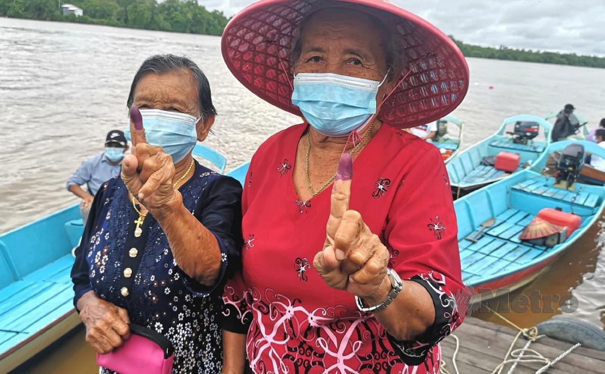 Dua warga emas, Rasiah Ijon, 82 dan Kining Angep, 73, menunjukkan jari tanda sudah menunaikan tanggubgjawab sebagai pengundi. FOTO MOHD ROJI KAWI