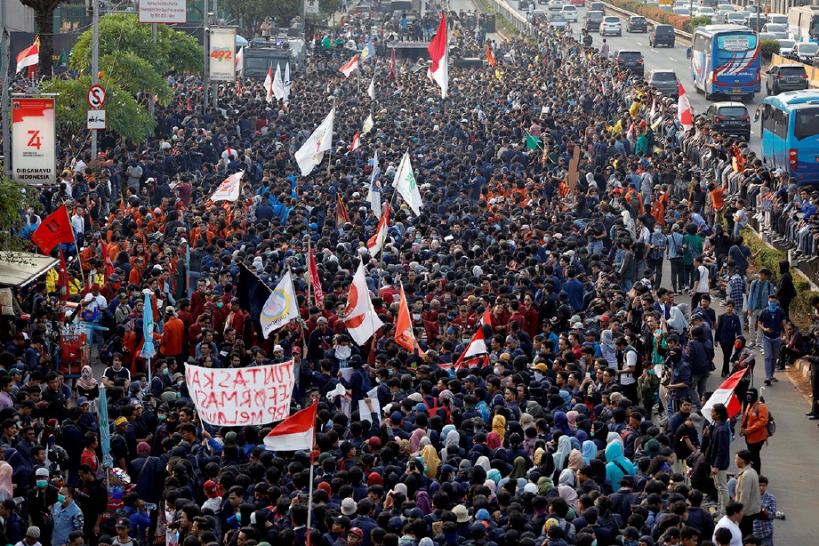 RIBUAN pelajar universiti ketika membuat bantahan di luar Parlimen Indonesia di Jakarta. FOTO Reuters