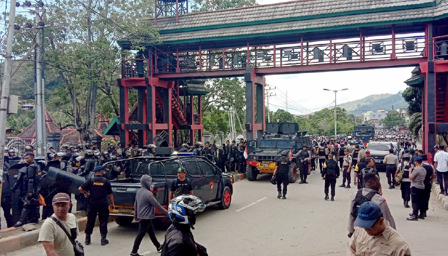 POLIS antirusuhan berkawal di luar sebuah universiti di Jayapura. FOTO AFP