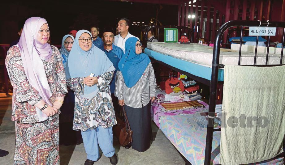 RINA (kiri) melawat penempatan gelandangan ketika Program Cakna Integriti: Warga KPLB Bersama Gelandangan di PTGKL di Kuala Lumpur, malam tadi. FOTO Aziah Azmee.