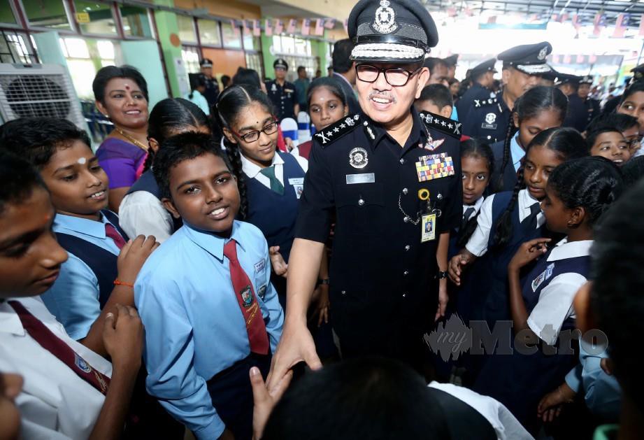 Mazlan bersalaman dengan murid SJKT Kampung Pandan, Kuala Lumpur ketika hadir ke Program Cegah Jenayah Peringkat Wilayah Persekutuan hari ini.Foto Mohamad Shahril Badri Saali 