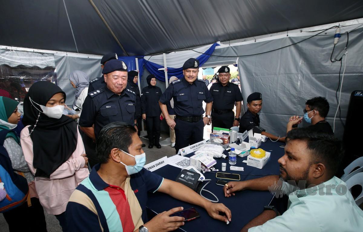 AZMI melawat pameran pada Program High Profile Policing di perkarangan Tasik Suria KLCC. FOTO Eizairi Shamsudin