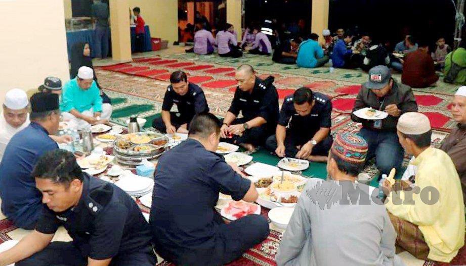 MOHD Haris (empat dari kiri) bersahur bersama-sama jemaah masjid pada program pencegahan jenayah 'Jom Ronda Sahur'. FOTO Ihsan Polis