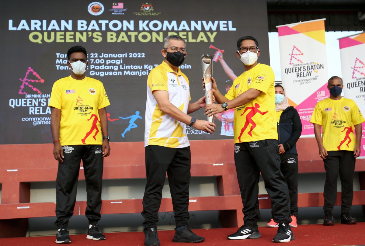 Ahmad Faizal (kanan) menyerahkan baton kepada Naib Presiden Majlis Olimpik Malaysia, merangkap Ketua Kontinjen Malaysia ke Sukan Komanwel Birmingham 2022, Datuk Shahrul Zaman Yahya (dua kiri) di Ipoh. FOTO Sharul Hafiz Zam