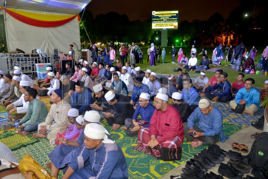 ORANG ramai menghadiri Program Selangor Berselawat Menuju Sambutan Ambang Tahun 2019 di Dataran Kemerdekaan, Shah Alam, malam ini. FOTO Faiz Anuar.