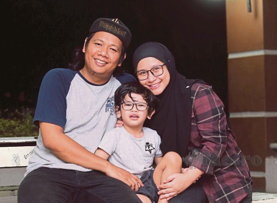 ALI Sidiq  bersama  Ardini Sophia  dan anaknya, Amzar Saifullah di kediaman mereka di Shah Alam.