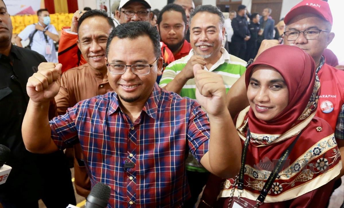 Amirudin Shari selepas mengalahkan calon Perikatan Nasional Datuk Seri Azmin Ali dengan majoriti 12,729 untuk Parlimen Gombak di Pusat Penjumlahan Undi Rasmi di Dewan Sekolah Menengah Kebangsaan Sungai Pusu. FOTO FATHIL ASRI