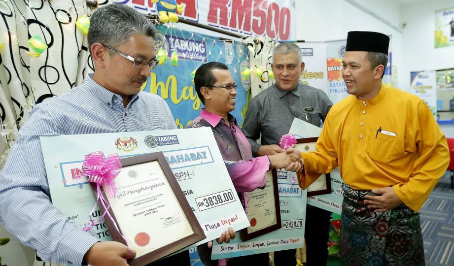 MOHD Azrul (kanan) bersalaman dengan penerima siji Sahabat PTPTN pada majlis meraikan Sahabat PTPTN di pekarangan pejabat PTPTN Kelantan. 