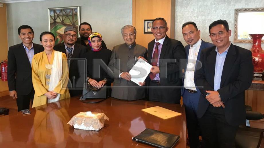 DR MAHATHIR (empat dari kanan) menerima kertas cadangan daripada Jurey (tiga dari kanan) mewakili Persatuan Penerbit Televisyen Malaysia (PTVM). FOTO Ihsan PTVM