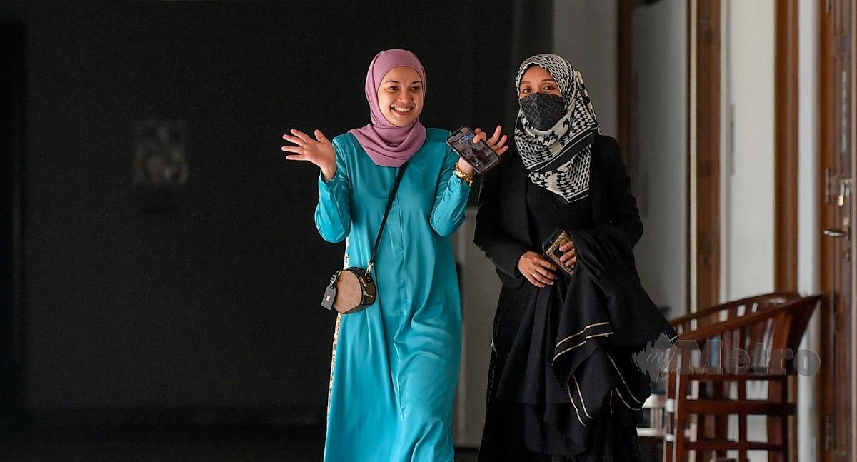 Puteri Sarah Liyana Megat Kamaruddin (kiri) bersama peguamnya, Puteri Ummi Kartini Abd Latiff (kanan) hadir ke mahkamah bagi menfailkan permohonan Hadanah iaitu hak penjagaan dua anaknya di Mahkamah Syariah Kuala Lumpur, hari ini. FOTO BERNAMA