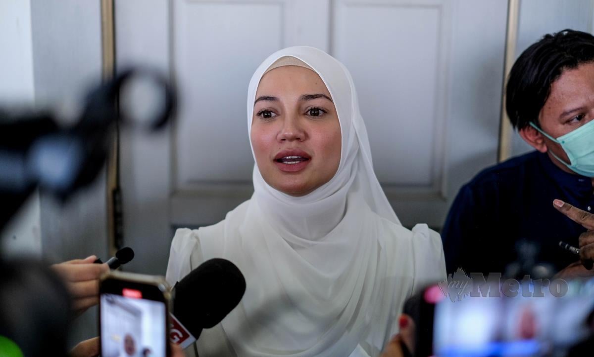 Riaksi Puteri Sarah selepas suaminya yang juga pengarah dan pelakon, Syamsul Yusof gagal mencapai kata persetujuan lafaz cerai di perkarangan Mahkamah Rendah Syariah Wilayah Persekutuan. FOTO HAZREEN MOHAMAD