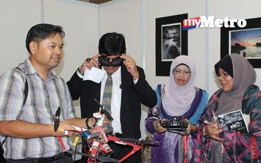 DR Roaimah (kanan) bersama Dr Rani Diana dan Dr Mohd Adnan ketika mendengar penerangan mengenai Quadcopter Drone dan Receiver.