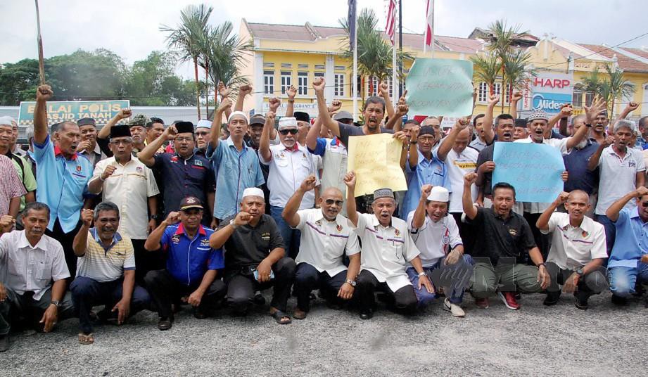 SEBAHAGIAN ahli PVATM Cawangan Masjid Tanah menyuarakan bantahan melalui laporan polis dibuat wakil mereka. FOTO HASSAN OMAR