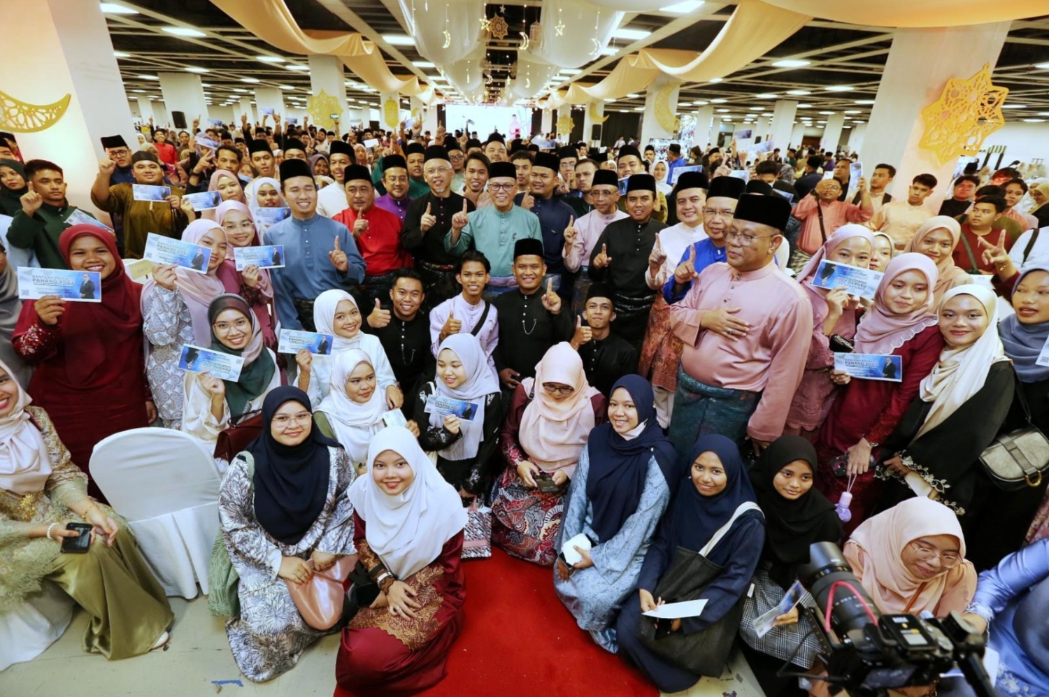 Datuk Seri Wan Rosdy Wan Ismail beramah mesra dan  bergambar bersama mahasiswa pada majlis sambutan Hari Raya Aidilfitri dan majlis Mahasiswa Anak Pahang di Dewan Tun Razak PWTC. FOTO - NSTP/SAIFULLIZAN TAMADI.