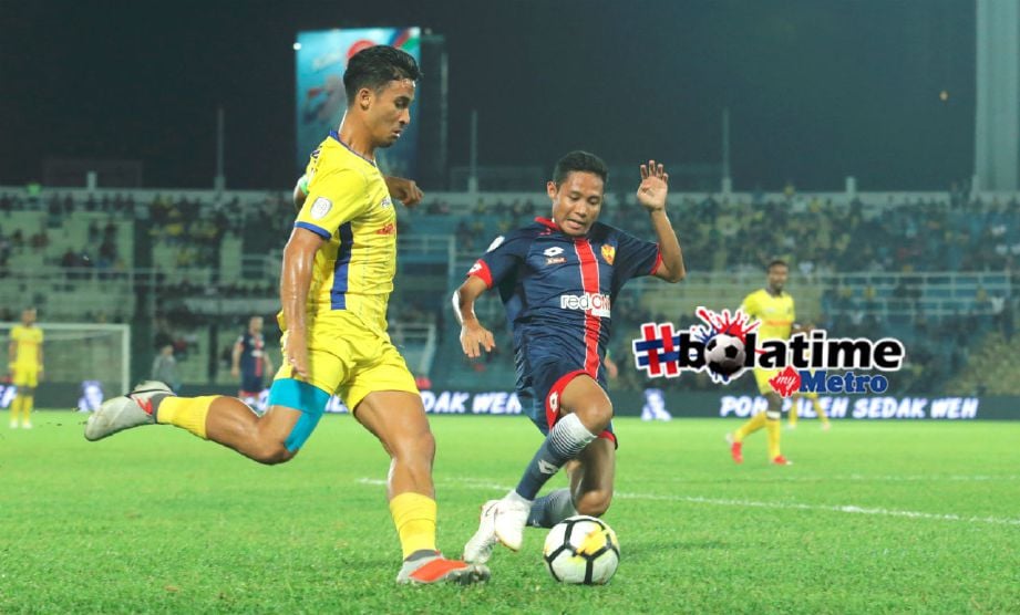 PEMAIN Pahang Mathew Davies (kiri) dikawal pemain Selangor Evan Dimas Darmano dalam saingan Piala Malaysia 2018 di Stadium Darul Makmur. Foto NSTP/ZULKEPLI OSMAN