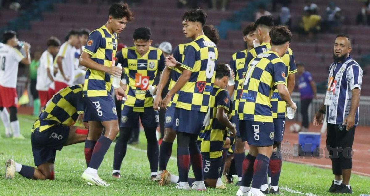 JURULATIH Pahang, Yazeed (kanan) berpuas hati dengan prestasi dipamerkan pemain Tok Gajah yang berjaya menjulang kejuaraan Piala Emas Raja-Raja musim ini. FOTO MOHD RAFI MAMAT