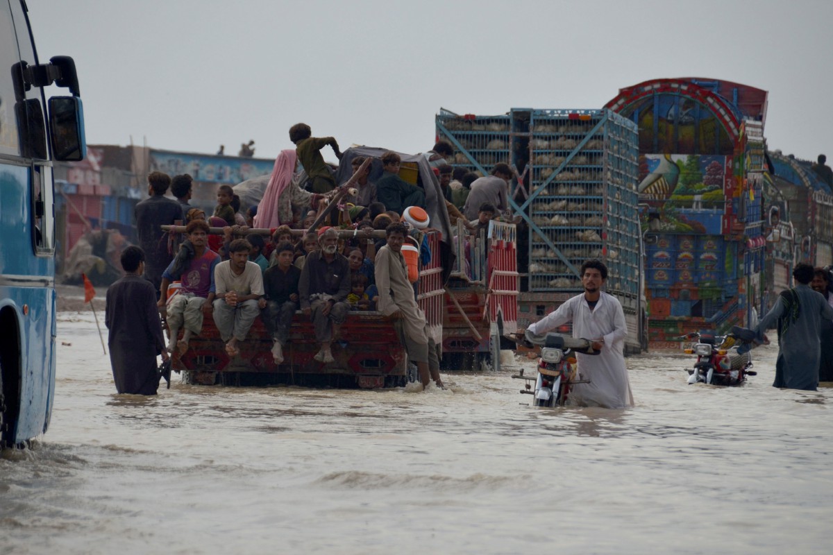 PENDUDUK dipindahkan ke lokasi selamat berikutan banjir melanda Nasirabad di Pakistan. FOTO AP