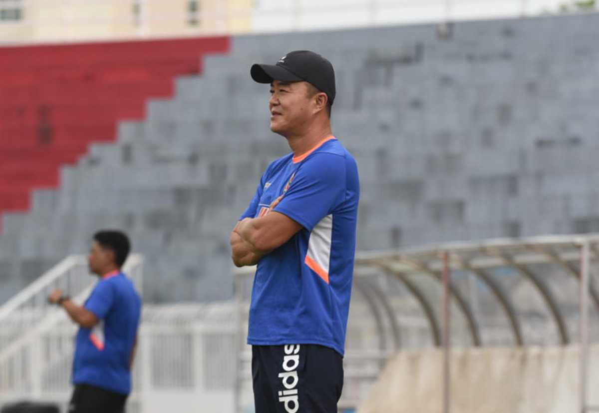 JAE HONG merencana taktikal khusus bagi berdepan Kesan Darul Aman (KDA) FC dalam aksi Liga Super, malam esok. -FOTO Ihsan KDN FC