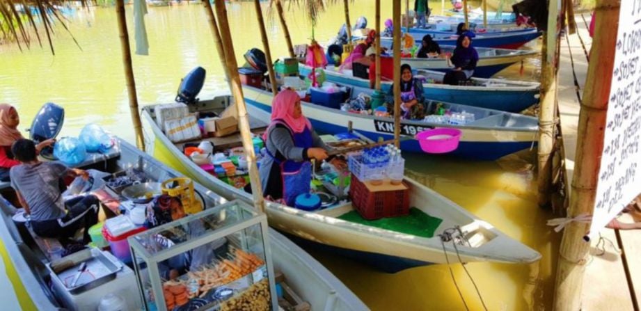KEMERIAHAN pasar terapung di Pulau Suri, Kelantan. 
