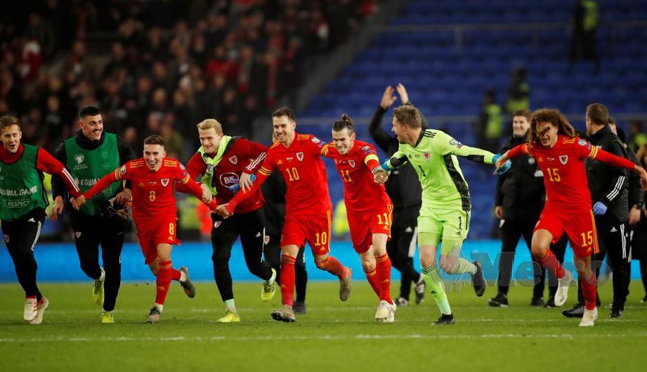 Barisan pemain Wales meraikan kejayaan layak Kejohanan Eropah musim panas akan datang. FOTO Reuters