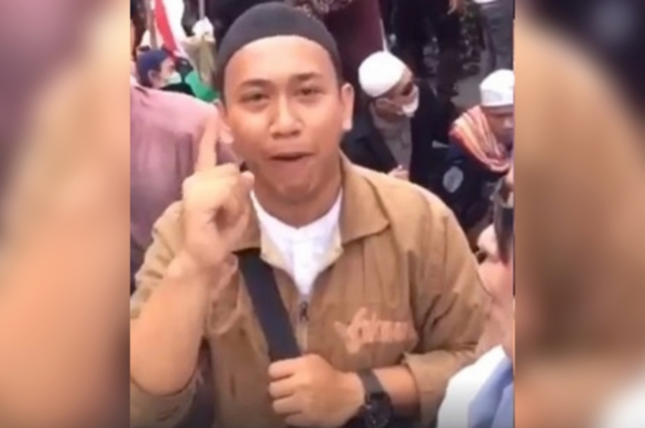 LELAKI yang mengancam untuk memenggal kepala Jokowi dalam satu video yang tular. FOTO Agensi