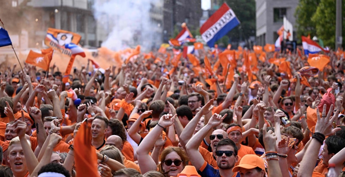 PENYOKONG Belanda menjadikan bandar Dortmund berwarna jingga. FOTO AFP