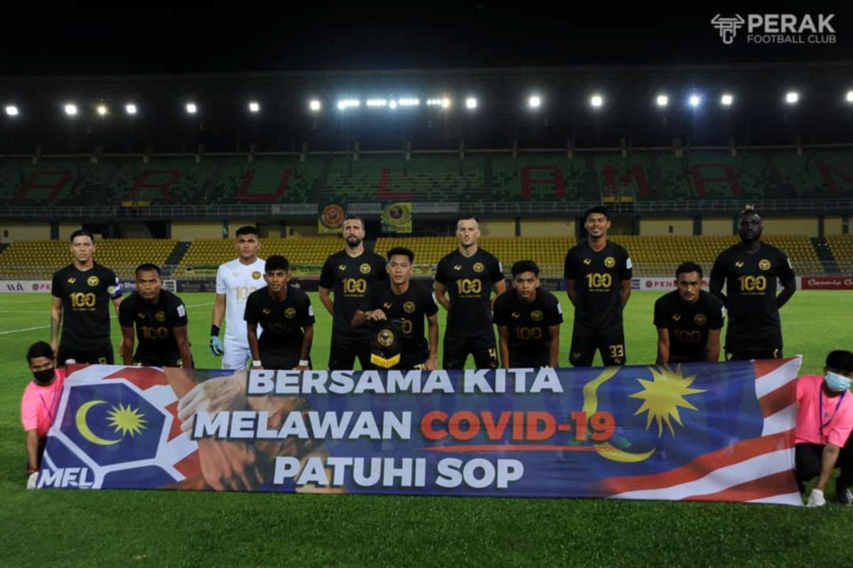 Barisan pemain Perak FC yang berdepan Kedah Darul Aman FC semalam. FOTO Ihsan Perak FC