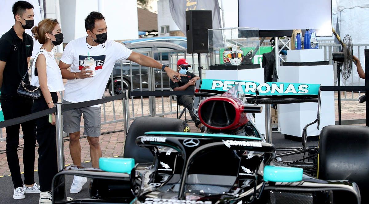 ANTARA tarikan utama ialah replika jentera F1 2021 yang membawa pasukan Mercedes AMG Petronas sebagai Juara Pengeluar musim ini. FOTO Ihsan Petronas Motorsports