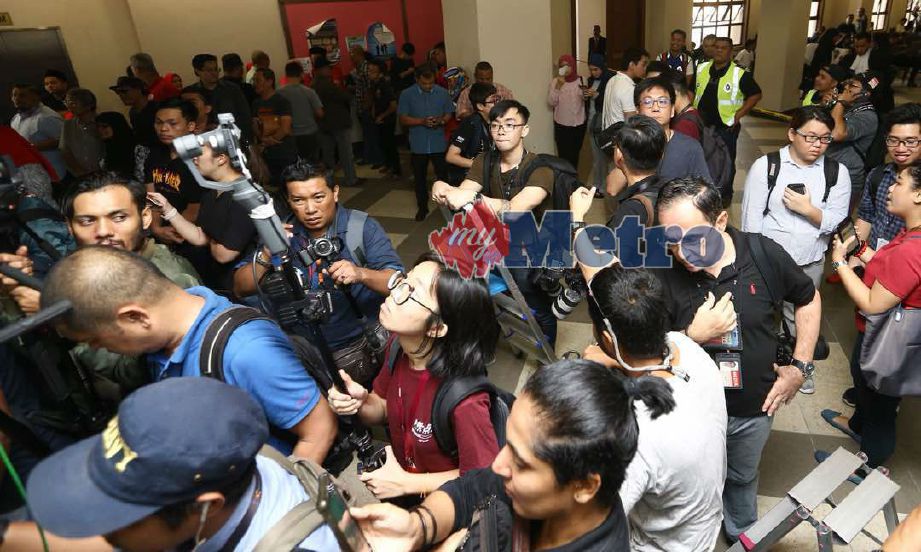 PETUGAS media menunggu di luar bilik Mahkamah Tinggi Kuala Lumpur berhubung penahanan Bekas Perdana Menteri, Datuk Seri Najib Razak oleh pihak SPRM. Foto NSTP/MUHD ZAABA ZAKERIA