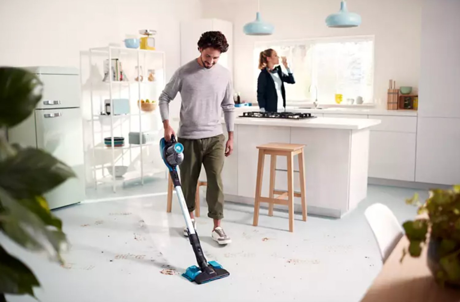 Rutin membersihkan rumah menjadi lebih mudah dengan SpeedPro Aqua Cordless Stick - FOTO Philips