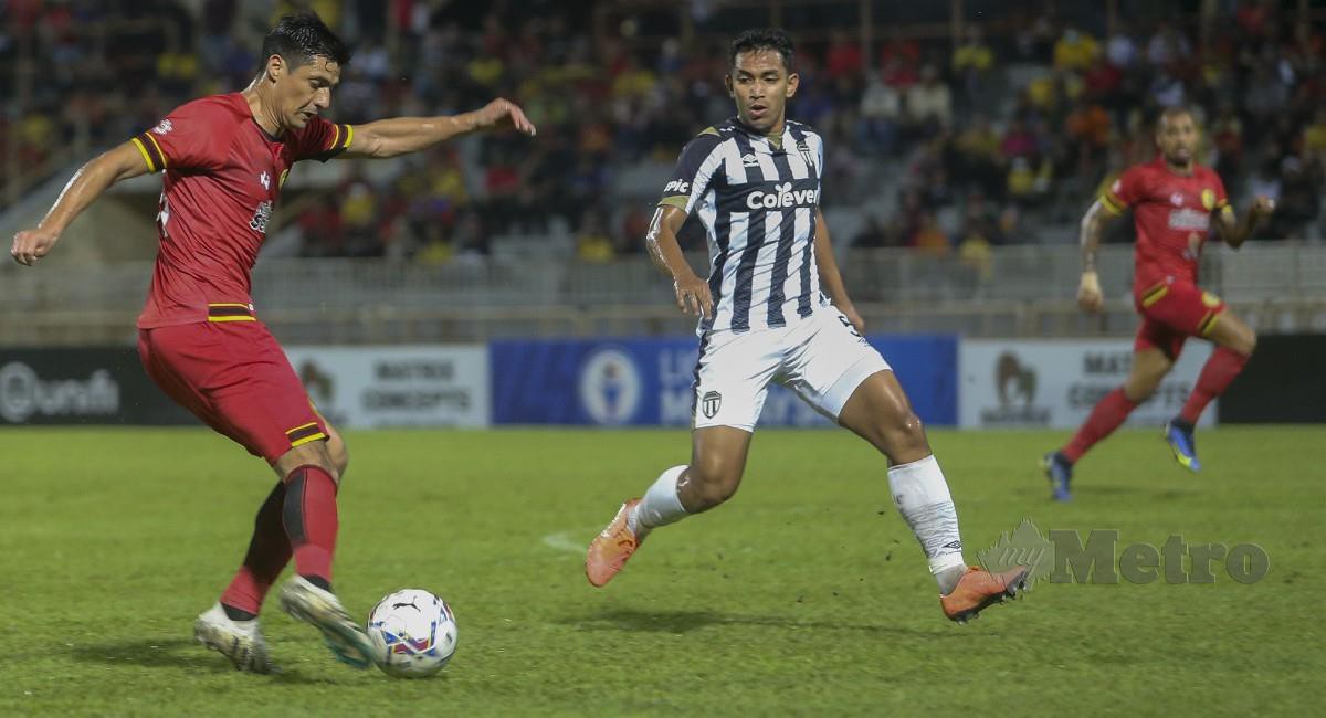 PEMAIN NSFC, Pinto mengasak pemain Terengganu, Muhamad Shahrul Nizam Ros Hasni pada perlawanan Liga Super di Stadium Tuanku Abdul Rahman. FOTO AZRUL EDHAM