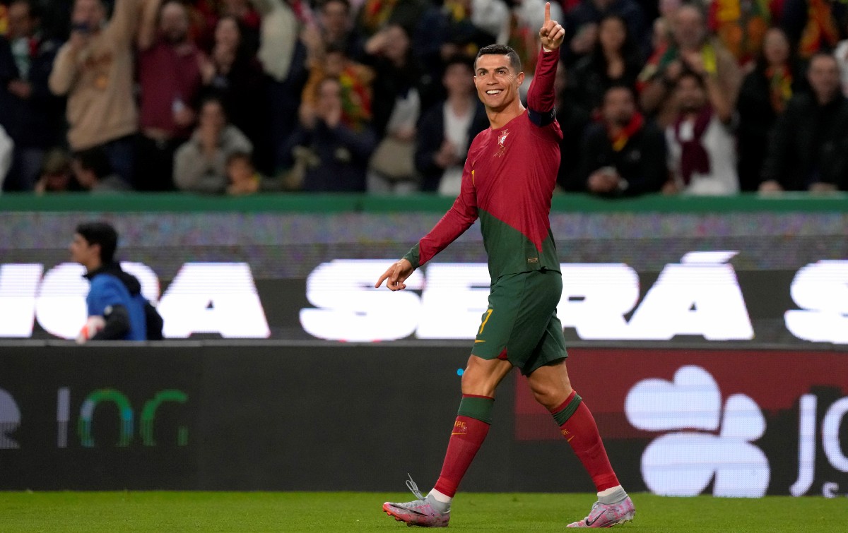 RONALDO gembira selepas memecahkan rekod penampilan antarabangsa terbanyak ketika Portugal mengalahkan Liechtenstein 4-0. FOTO AP 