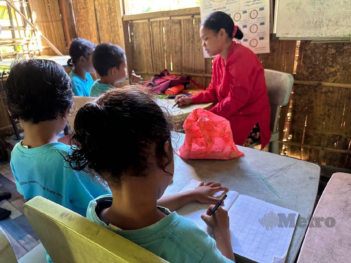 Malina sedang mengajar anak Orang Asli di Pusat Pendidikan Komuniti Pos Gob. FOTO Paya Linda Yahya