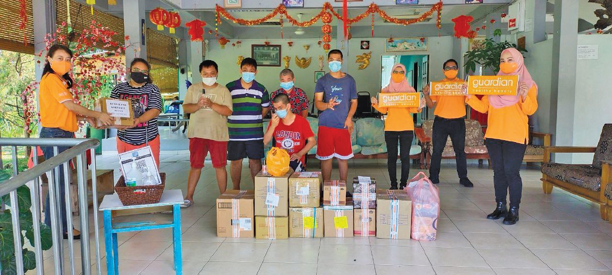 SEBAHAGIAN daripada penghuni Bukit Harapan, Kota Kinabalu, Sabah yang menerima sumbangan
