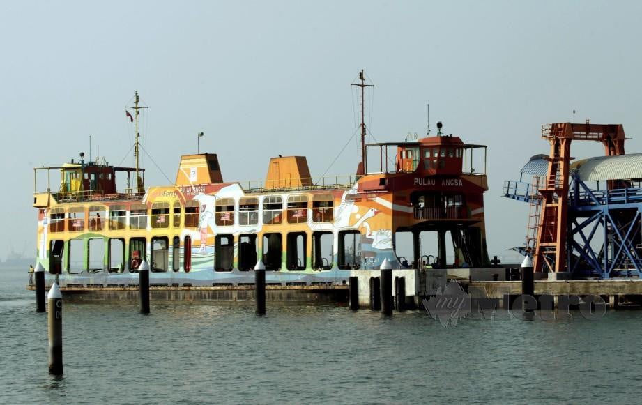 RAPID Ferry dengan nama Pulau Angsa meneruskan perkhidmatan ketika dirakamkan di Terminal Feri Pangkalan Tun Raja Uda. FOTO DANIAL SAAD