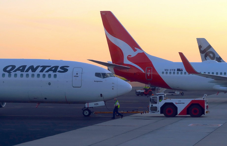 PESAWAT QF575 ke Perth berpatah kembali ke Sydney sejurus berlepas berikutan isu hidraulik. FOTO REUTERS