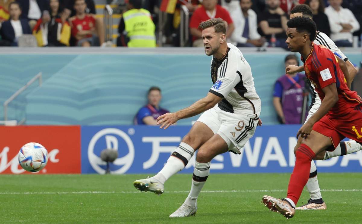 FUELLKRUG (kiri) menjaringkan gol penyamaan ketika Jerman seri 1-1 dengan Sepanyol. FOTO EPA 