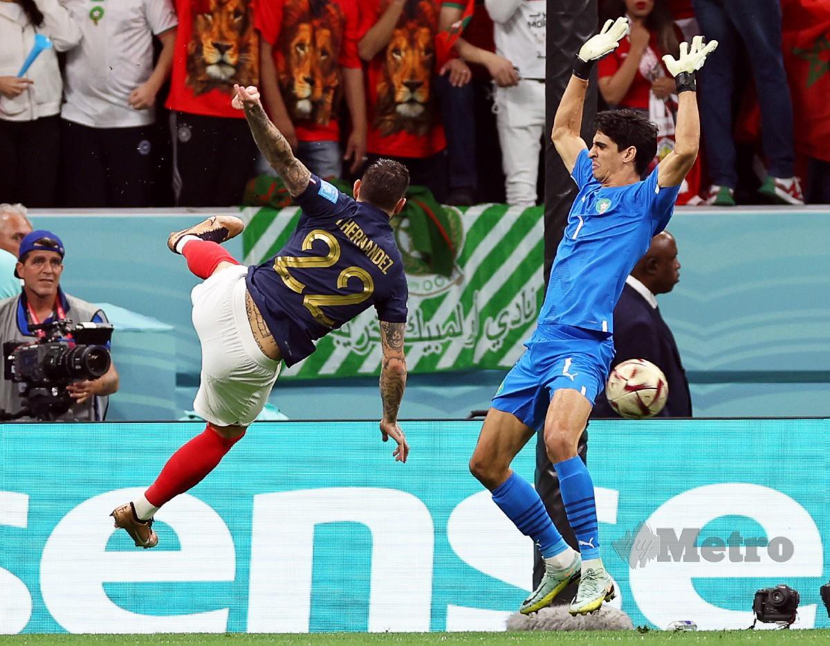Aksi Yassine Bounou (kanan) ketika berdepan Perancis pada separuh akhir Piala Dunia. FOTO EPA