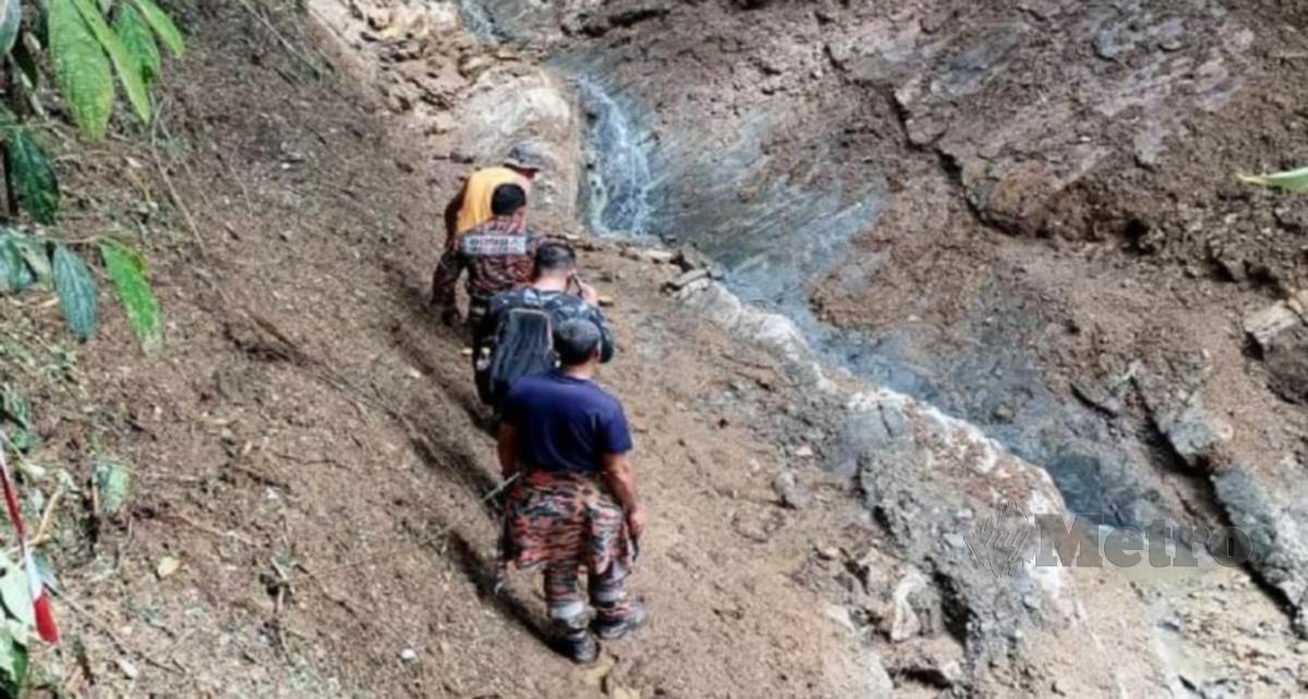 Anggota penyelamat memulakan SAR mencari dua wanita hilang di Gunung Suku di Jalan Simpang Pulai-Cameron Highlands dekat Simpang Pulai. - Foto Bomba