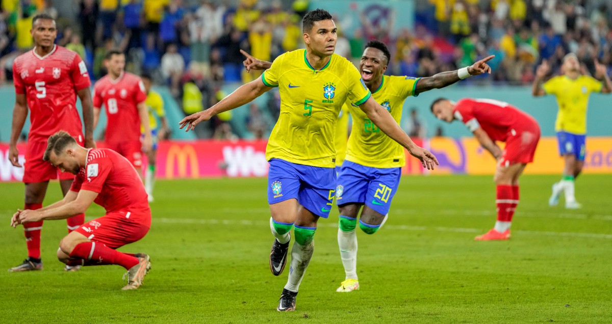 CASEMIRO (tengah) menjaringkan gol kemenangan Brazil. FOTO AP 