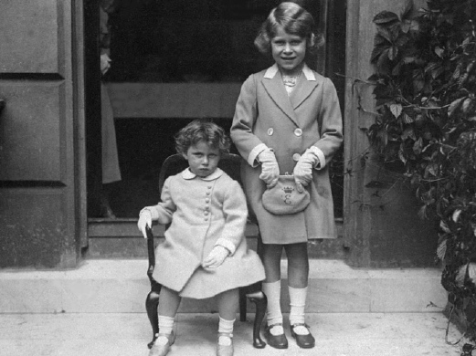 Ratu Elizabeth II (kanan) bersama adiknya, Puteri Margaret pada 1933.  -  Foto The Independent