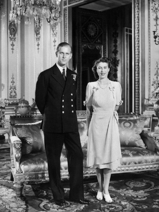 Ratu  Elizabeth II pada hari pengumuman pertunangannya dengan (Putera) Phillip Mountbatten pada 1947.  -  Foto The Independent