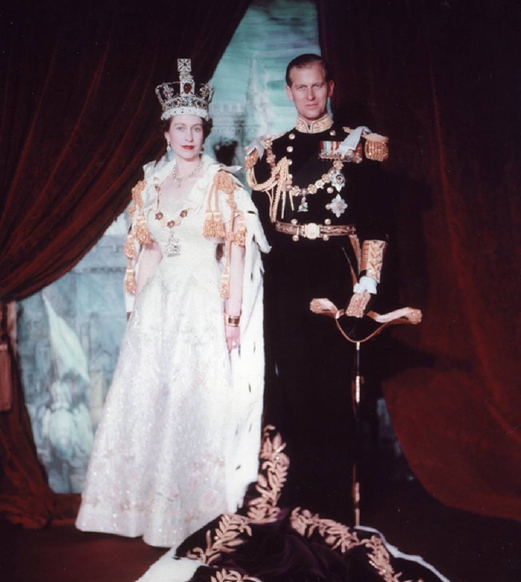 Pertabalan Ratu Elizabeth II pada 2 Jun 1953. Pertabalan pertama disiarkan melalui televisyen menjadi majlis pertama dalam sejarah ditonton jutaan orang. -  Foto The Independent 