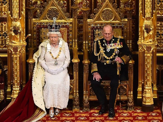 Ratu Elizabeth II dan suaminya Putera Philip (Duke Edinburgh) ketika perasmian persidangan Parlimen Britain tahun ini.  -  Foto The Independent