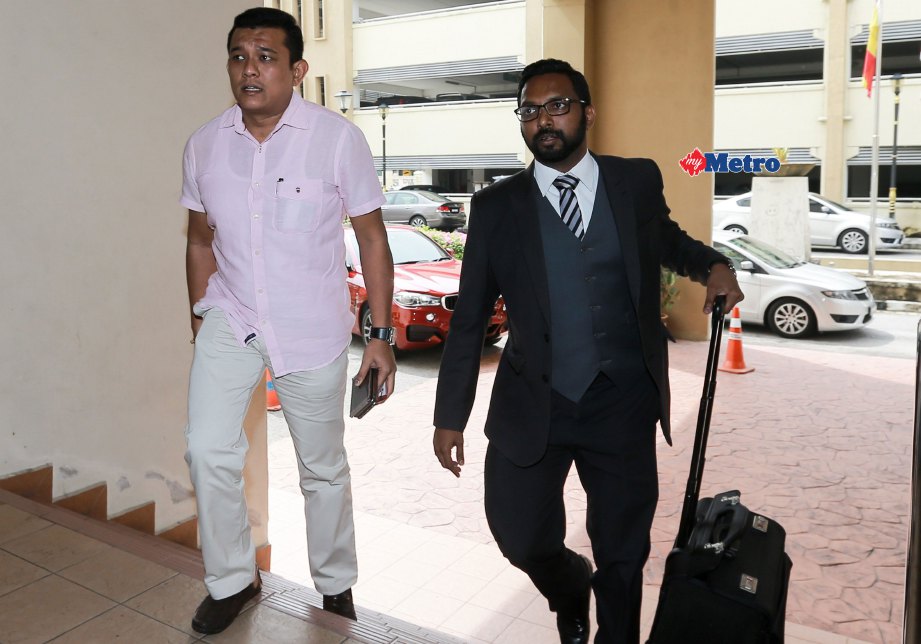 Sanjeevan (kiri) bersama peguamnya,S Preakas (kanan) hadir ke Mahkamah Sesyen Petaling Jaya atas tuduhan menghantar komen jelik terhadap Ketua Polis Negara, September lalu. FOTO Asyraf Hamzah