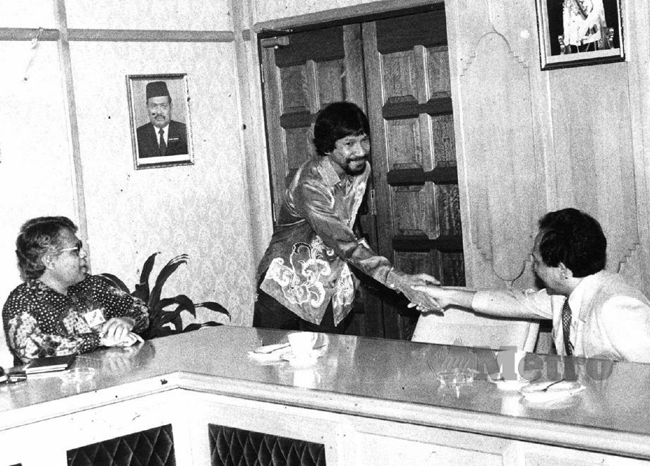 5 Oktober 1985: Menteri Penerangan, Datuk Rais Yatim, bersalaman dengan A Rahman Hassan (berdiri), sambil diperhatikan Presiden PAPITA, Ahmad Daud (kiri) di pejabat Menteri di Angkasapuri, Kuala Lumpur. FOTO fail NSTP