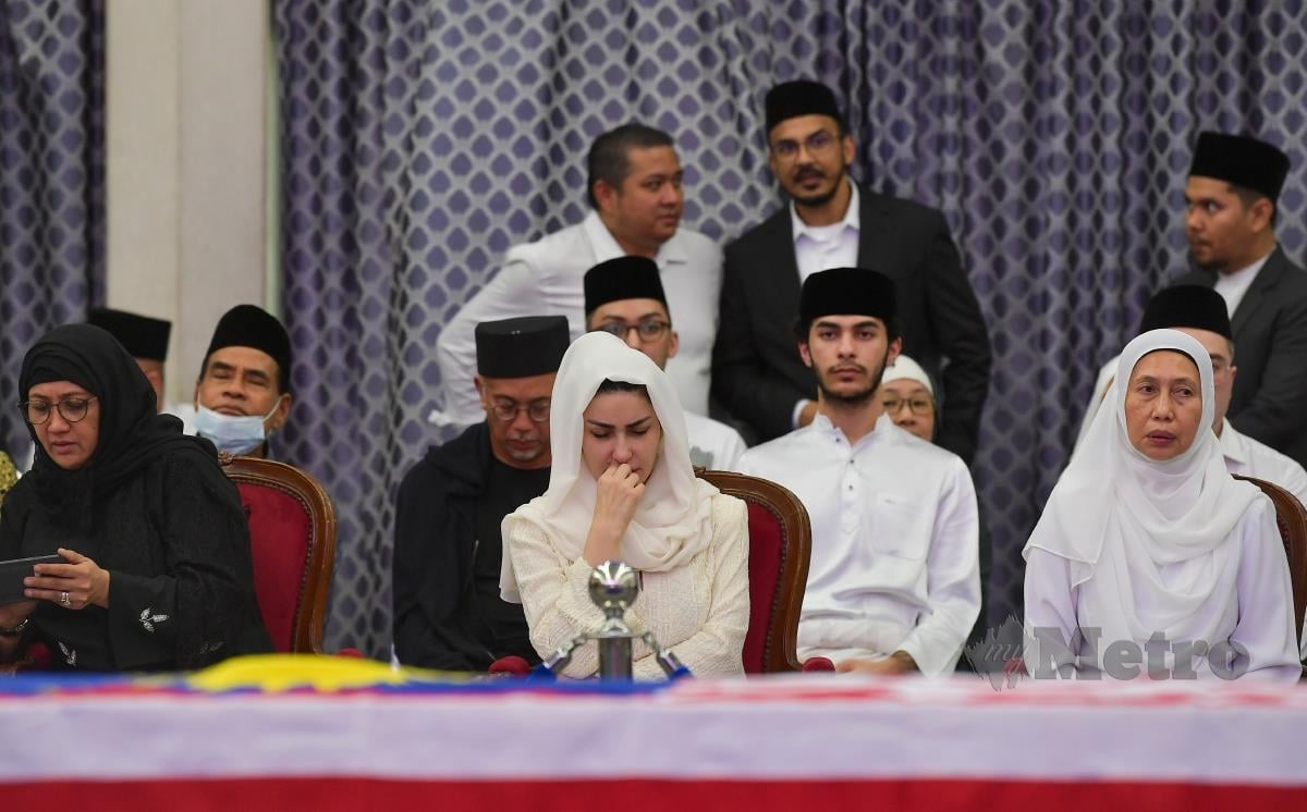Toh Puan Raghad Kurdi Taib (tengah), isteri kepada bekas Yang Dipertua Negeri Sarawak Tun Abdul Taib Mahmud semasa memberi penghormatan terakhir kepada jenazah suaminya. FOTO BERNAMA